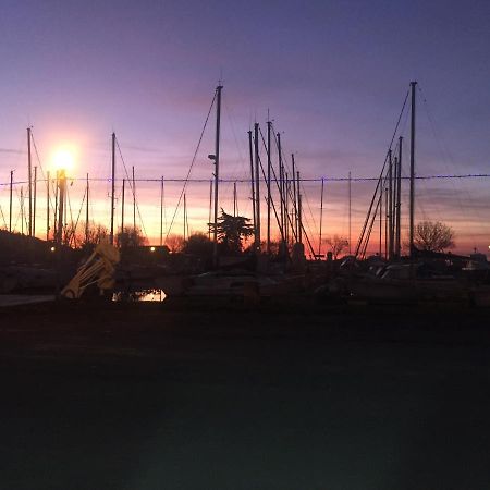 La Maison Du Port Mortagne-sur-Gironde Esterno foto