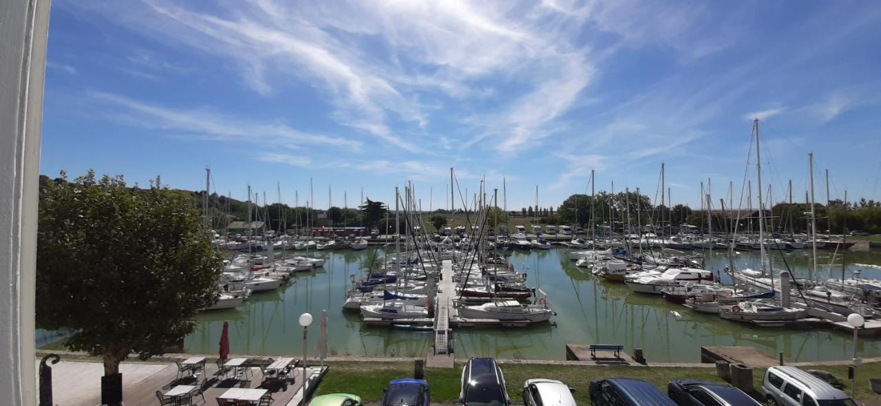 La Maison Du Port Mortagne-sur-Gironde Esterno foto