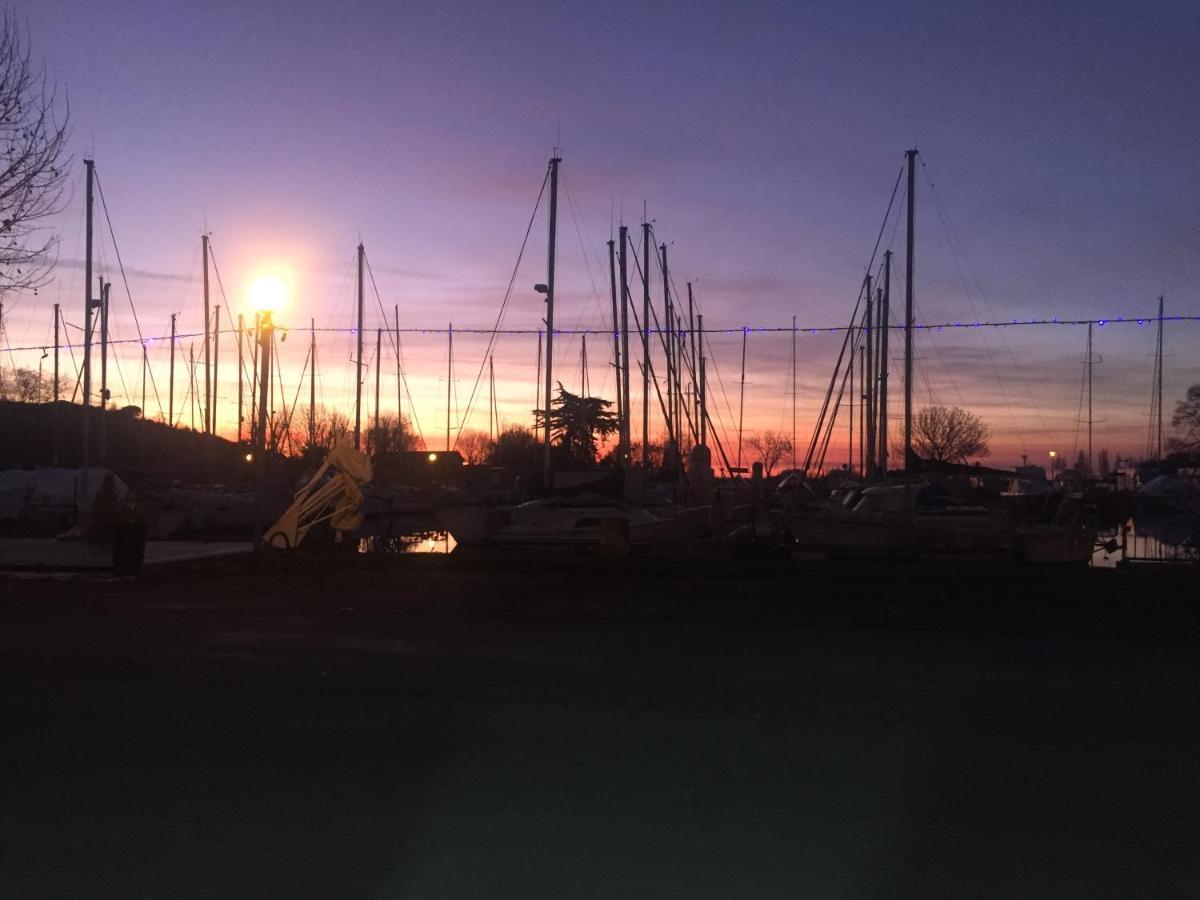 La Maison Du Port Mortagne-sur-Gironde Esterno foto