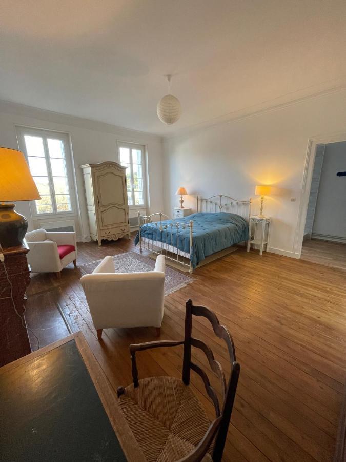 La Maison Du Port Mortagne-sur-Gironde Esterno foto